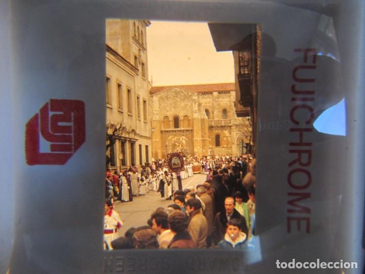 Fotografía antigua: 7 diapositivas procesión en León años 80 - Foto 2 - 223745831