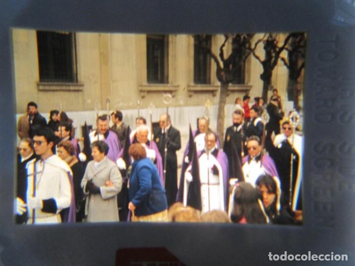 Fotografía antigua: 7 diapositivas procesión en León años 80 - Foto 4 - 223745831