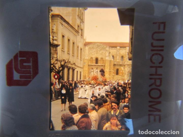 Fotografía antigua: 7 diapositivas procesión en León años 80 - Foto 5 - 223745831