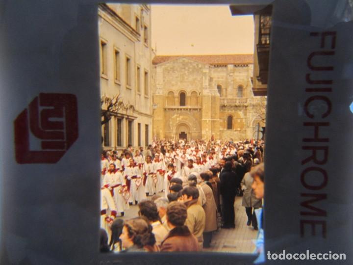 Fotografía antigua: 7 diapositivas procesión en León años 80 - Foto 7 - 223745831
