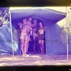 Fotografía antigua: JÓVENES TIENDA EN CAMPING TOSA DE MAR - GIRONA CATALUNYA- DIAPOSITIVA ANTIGUA COLOR AÑO 1973. Lote 402436084