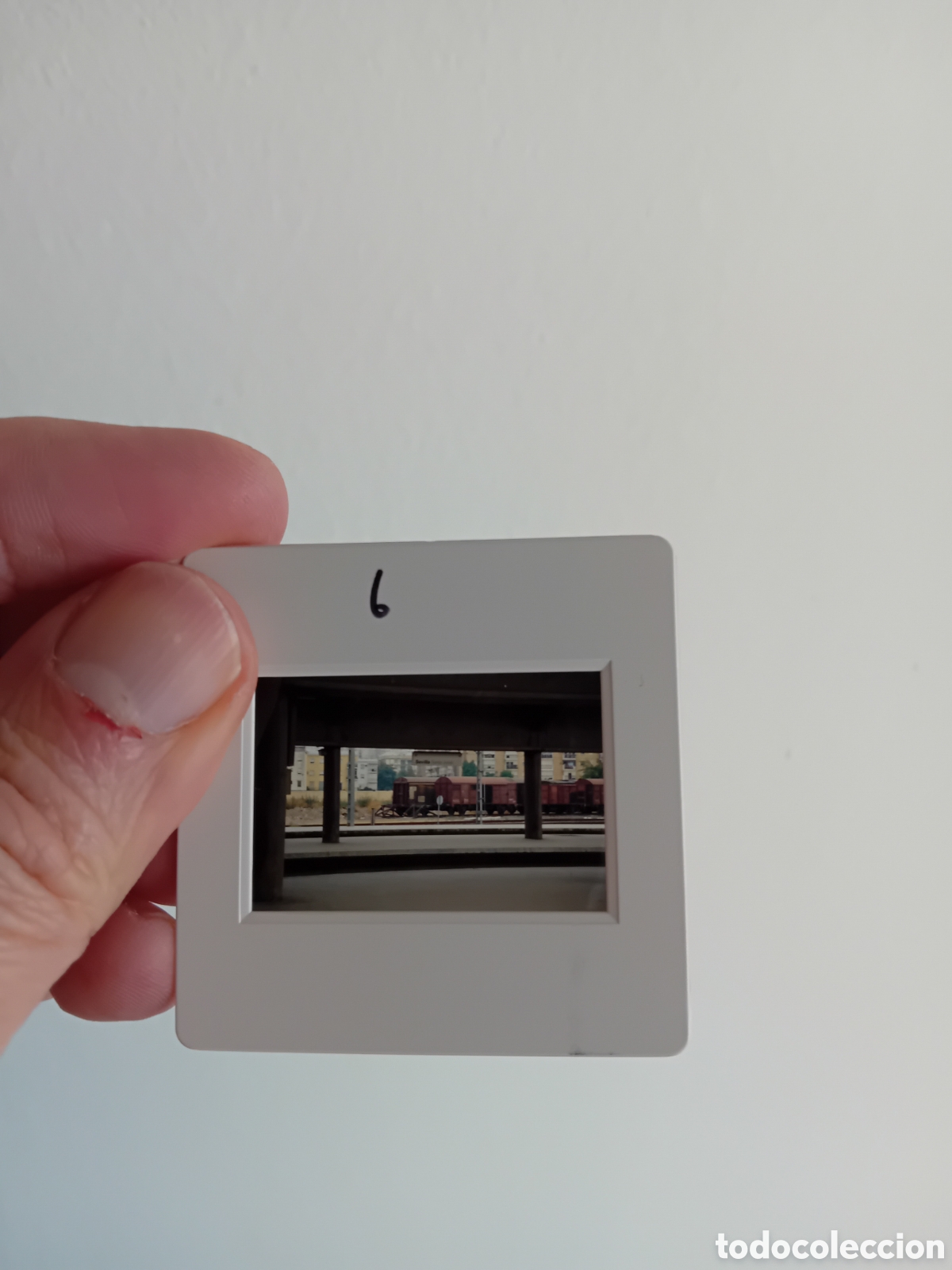 Fotograf&iacute;a antigua: DIAPOSITIVA 35MM VAGONES TREN. POSIBLE ESTACI&Oacute;N ATOCHA. MADRID. 1992. FOTOGRAF&Iacute;A PROFESIONAL