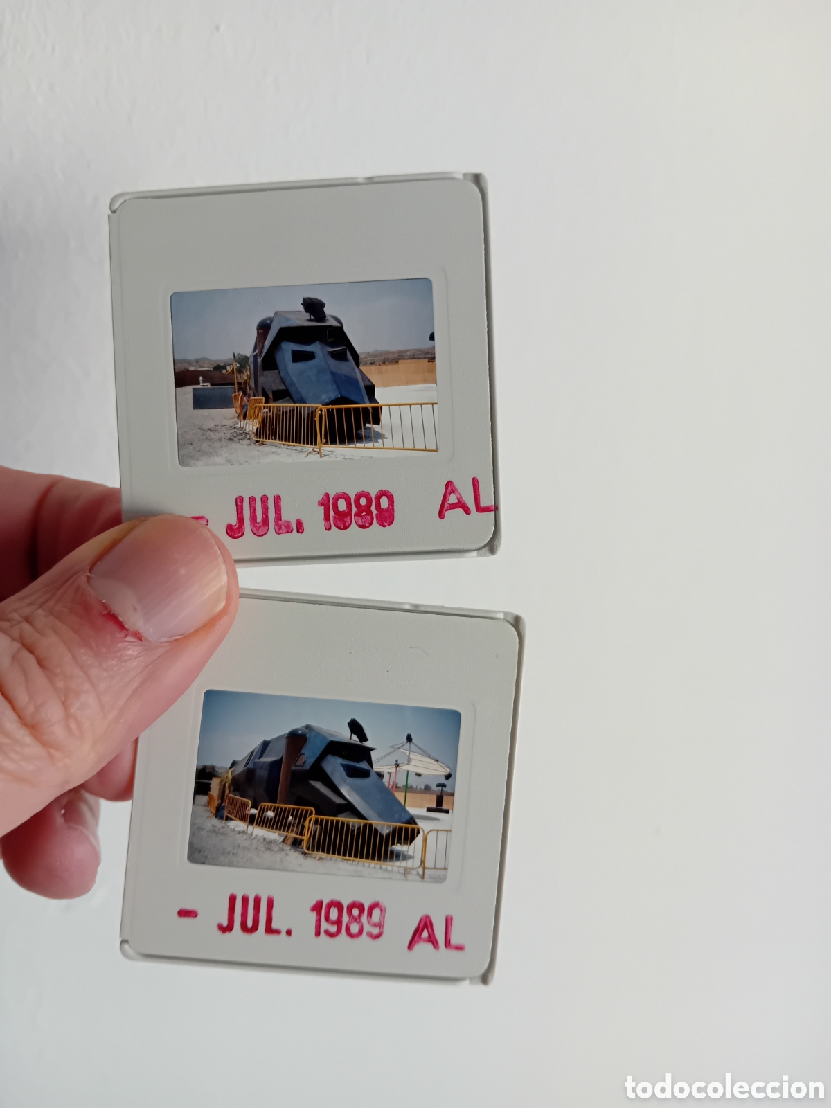 Fotograf&iacute;a antigua: EXCEPCIONAL DOS DIAPOSITIVAS 35MM VEH&Iacute;CULO BLINDADO PEL&Iacute;CULA MAD MAX. 1987
