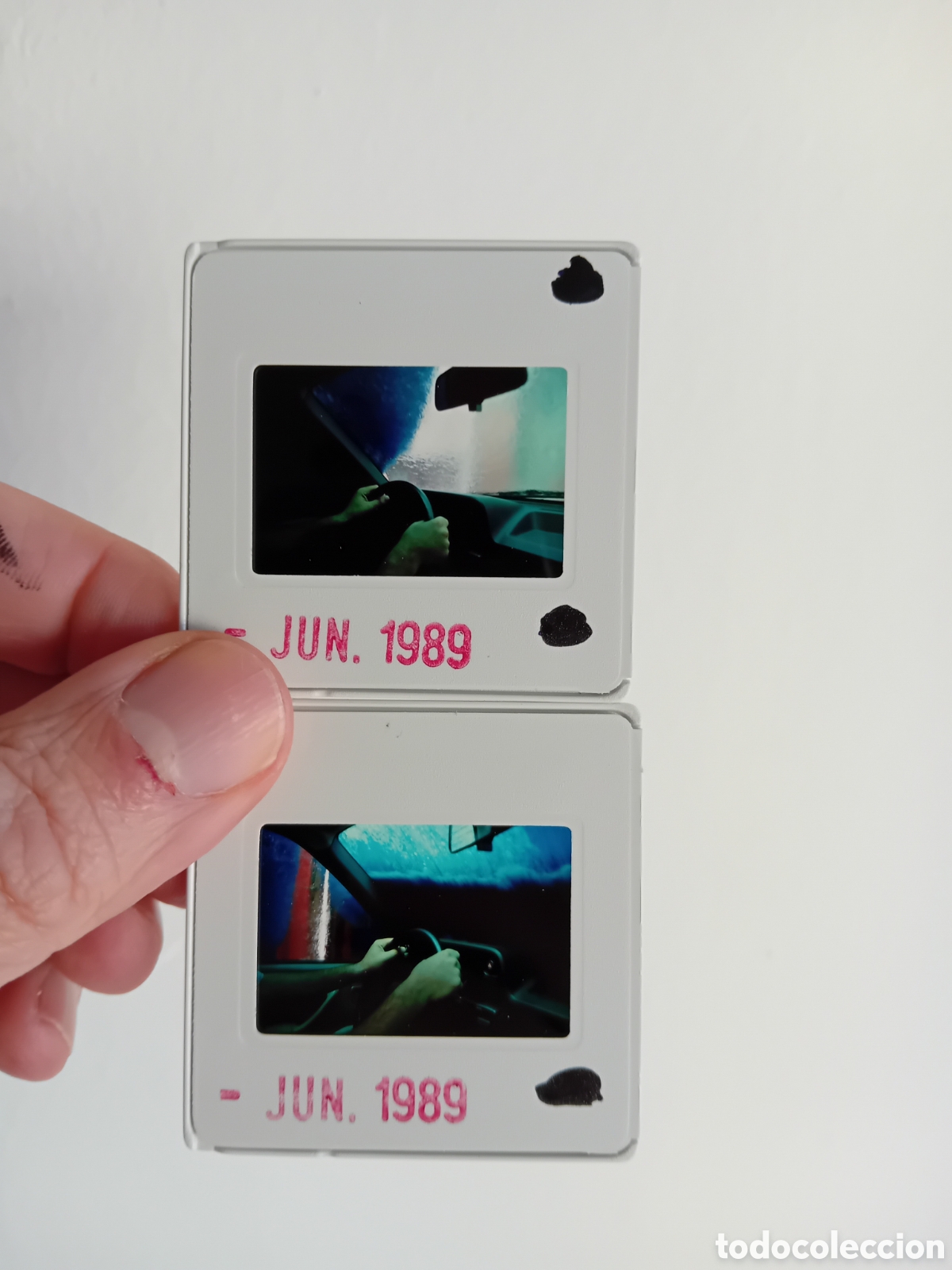 Fotograf&iacute;a antigua: 5 DIAPOSITIVAS 35MM CONDUCTOR DENTRO DE AUTOLAVADO. 1989