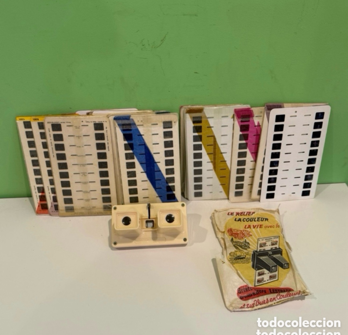 Fotograf&iacute;a antigua: Antiguo visor estereosc&oacute;pico Simplex de la marca Lestrade con 21 tarjetas diapositivas. A&ntilde;os 50.