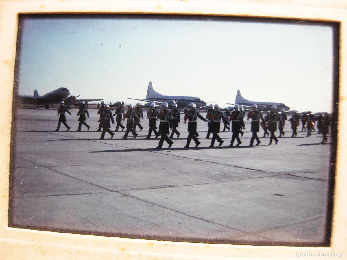 Fotograf&iacute;a antigua: DESFILE DE SOLDADOS DEL EJ&Eacute;RCITO DEL AIRE DESFILANDO DELANTE DE CONVAIR CV440. BASE AEREA DE GETAFE