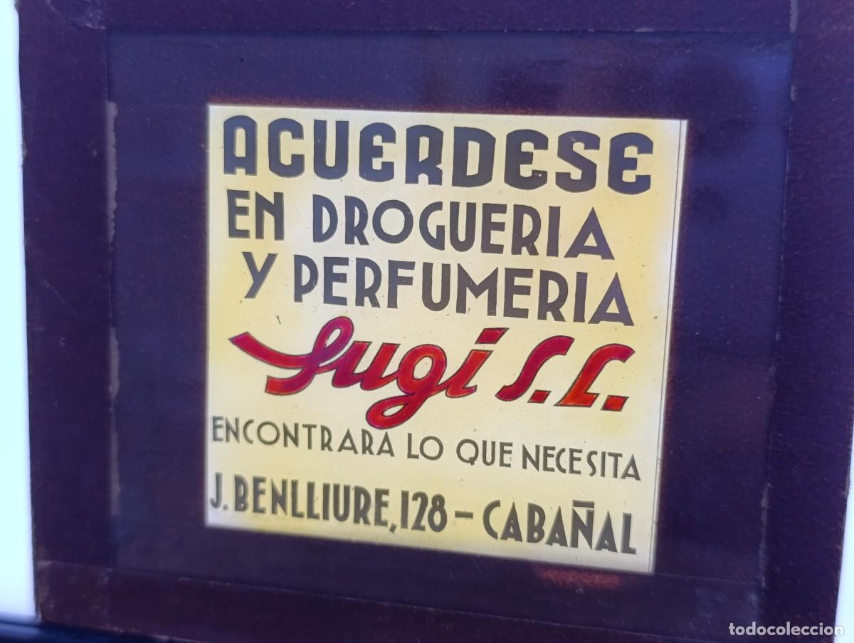 Fotografia antiga: Antiguo positivo en cristal, anuncio para cines, Droguer&iacute;a y Perfumer&iacute;a Sugi