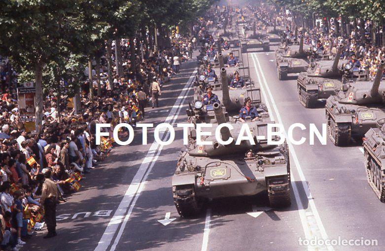 Fotograf&iacute;a antigua: DESFILE FUERZAS ARMADAS BARCELONA A&Ntilde;O 1981 TANQUE EJERCITO TIERRA