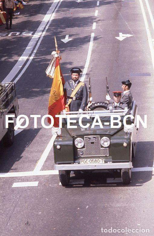 Fotograf&iacute;a antigua: DESFILE FUERZAS ARMADAS BARCELONA AV DIAGONAL A&Ntilde;O 1981 VEHICULO LAND ROVER GUARDIA CIVIL