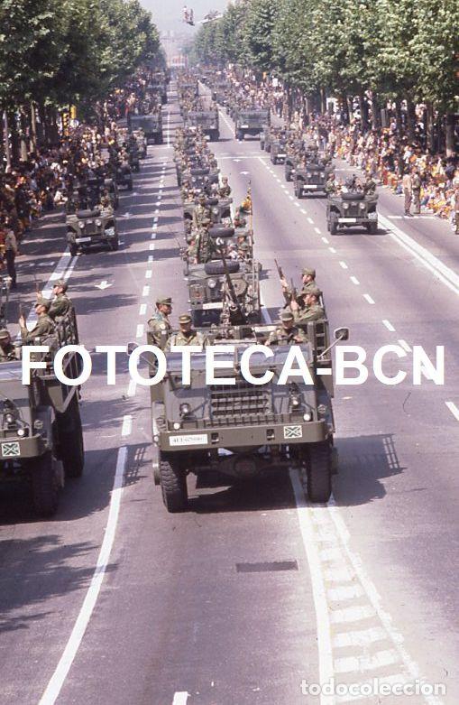 Fotograf&iacute;a antigua: DESFILE FUERZAS ARMADAS BARCELONA A&Ntilde;O 1981 CAMION PEGASO JEEP VEHICULO LAND ROVER EJERCITO TIERRA
