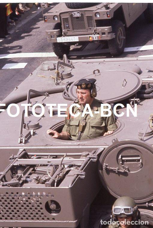 Fotograf&iacute;a antigua: DESFILE FUERZAS ARMADAS BARCELONA A&Ntilde;O 1981 TRIPULANTE TANQUE VEHICULO LAND ROVER EJERCITO TIERRA