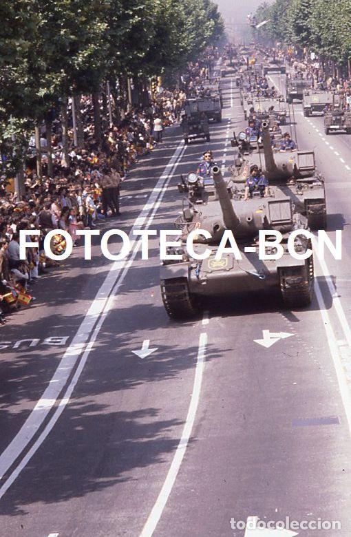 Fotograf&iacute;a antigua: DESFILE FUERZAS ARMADAS BARCELONA A&Ntilde;O 1981 TANQUE EJERCITO TIERRA