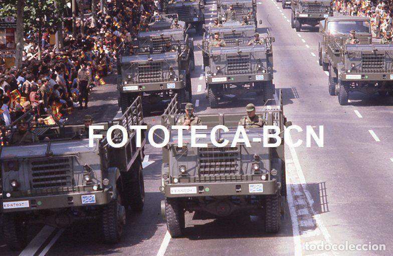 Fotograf&iacute;a antigua: DESFILE FUERZAS ARMADAS BARCELONA A&Ntilde;O 1981 CAMION PEGASO EJERCITO TIERRA