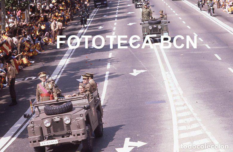 Fotograf&iacute;a antigua: DESFILE FUERZAS ARMADAS BARCELONA A&Ntilde;O 1981 VEHICULO LAND ROVER EJERCITO TIERRA