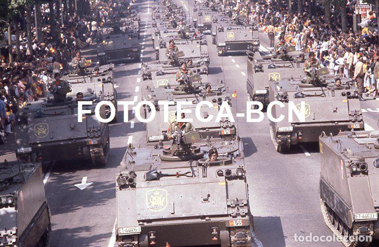 Fotograf&iacute;a antigua: DESFILE FUERZAS ARMADAS BARCELONA A&Ntilde;O 1981 VEHICULO TOA EJERCITO TIERRA