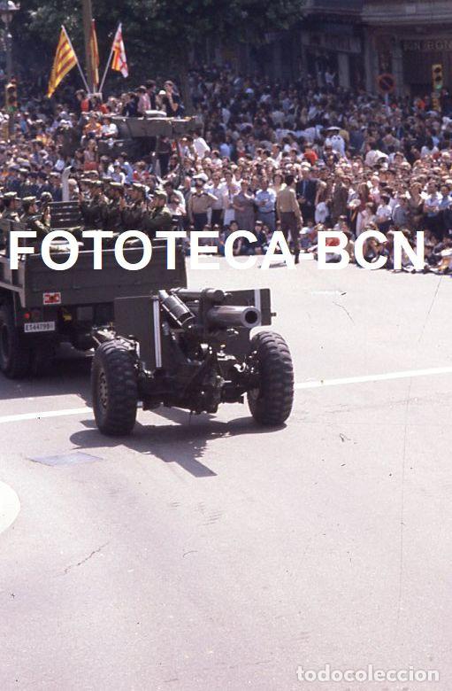 Fotograf&iacute;a antigua: DESFILE FUERZAS ARMADAS BARCELONA A&Ntilde;O 1981 CAMION REMOLQUE CA&Ntilde;ON EJERCITO TIERRA