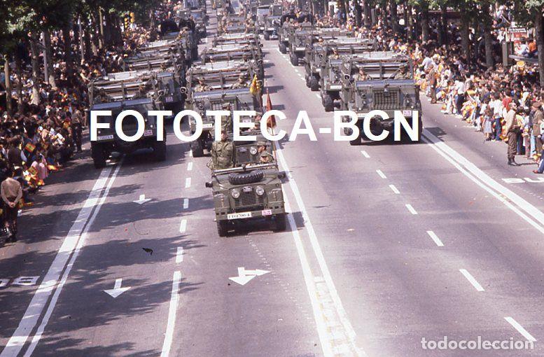 Fotograf&iacute;a antigua: DESFILE FUERZAS ARMADAS BARCELONA A&Ntilde;O 1981 VEHICULO LAND ROVER CAMION PEGASO EJERCITO TIERRA
