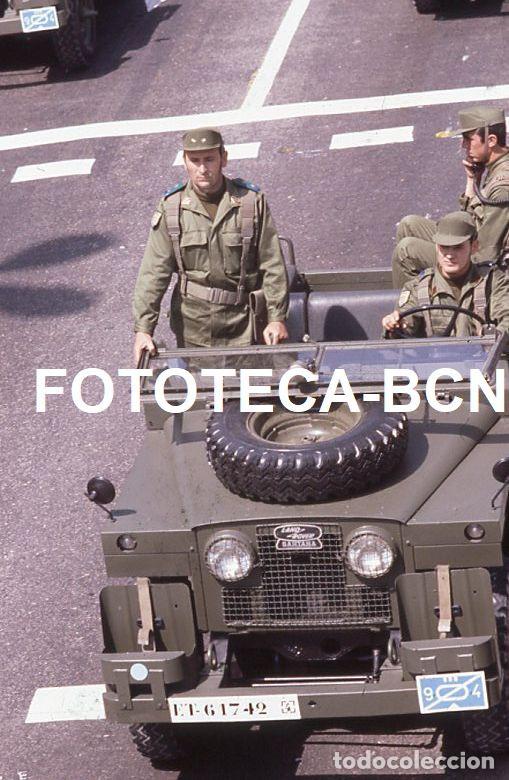 Fotograf&iacute;a antigua: DESFILE FUERZAS ARMADAS BARCELONA A&Ntilde;O 1981 VEHICULO LAND ROVER EJERCITO TIERRA