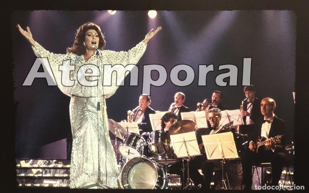 Fotograf&iacute;a antigua: Foto diapositiva de la cantanta Rocio Jurado en concierto - original e inedita