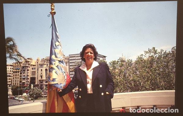Fotografia antiga: Diapositiva original Alcaldesa de Valencia Rita Barbera en el Balcon del Ayuntamiento de Valencia