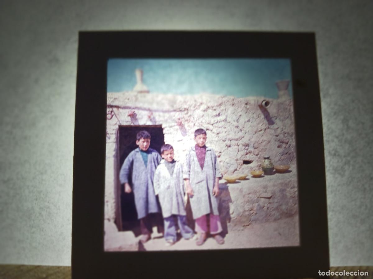 Fotograf&iacute;a antigua: antigua diapositiva 7 x 7 cm. casa de adobe y ni&ntilde;os del rif, marruecos