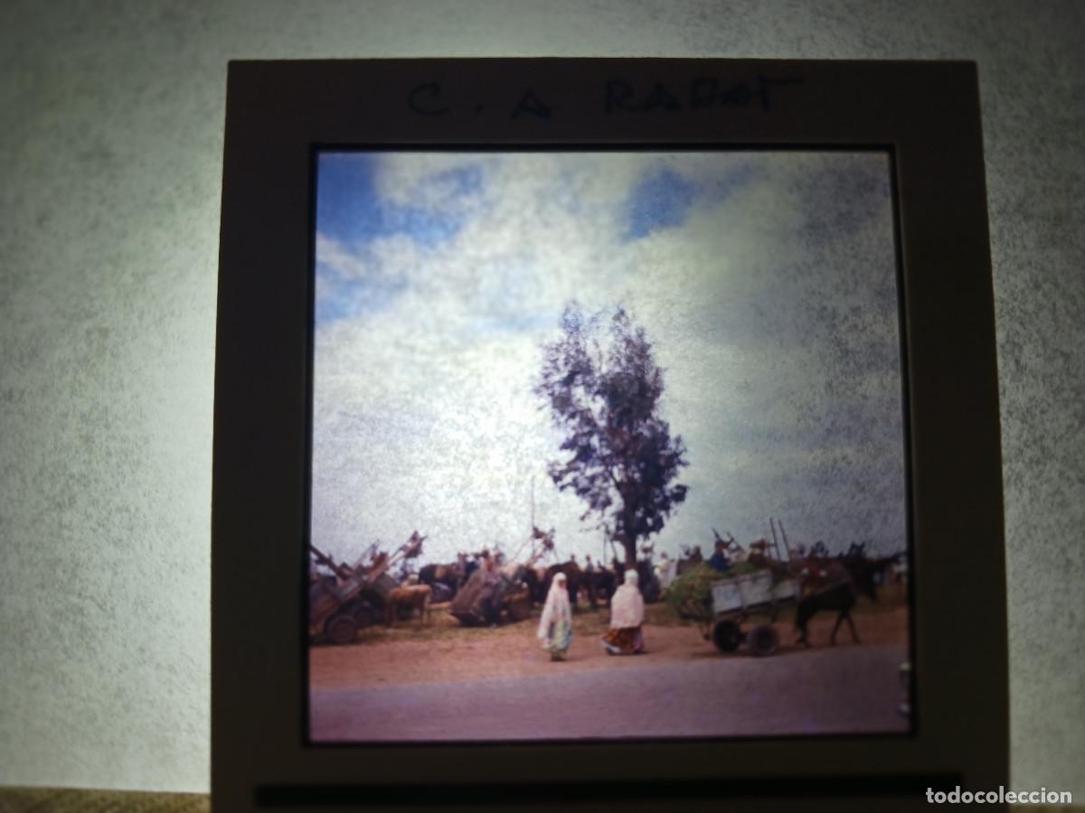 Fotograf&iacute;a antigua: antigua diapositiva 7 x 7 cm. rabat, carros y mujeres, marruecos