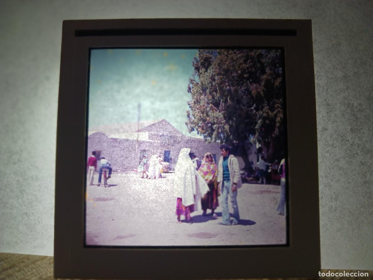 Fotograf&iacute;a antigua: antigua diapositiva 7 x 7 cm. paisanos hablando, paisaje desertico, marruecos