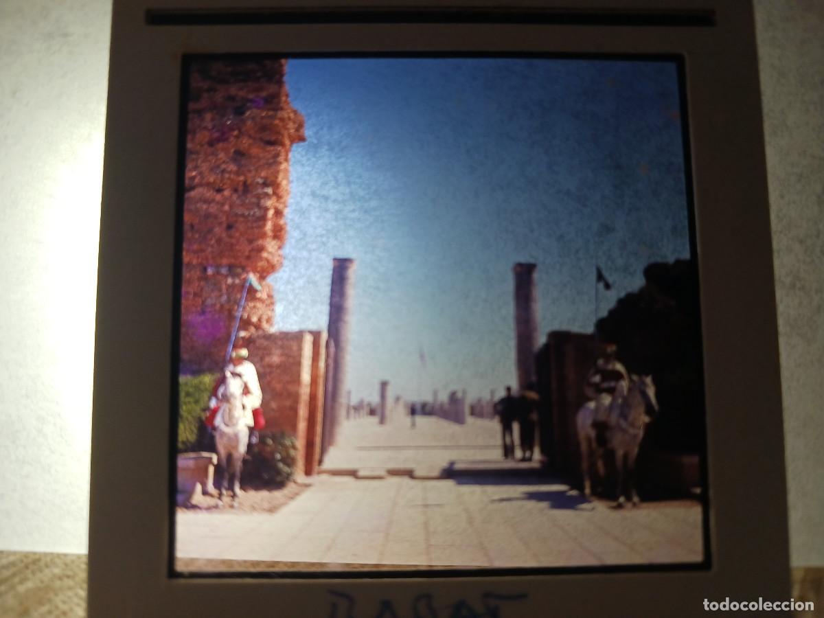 Fotograf&iacute;a antigua: antigua diapositiva 7 x 7 cm. rabat, custodian la entrada, marruecos