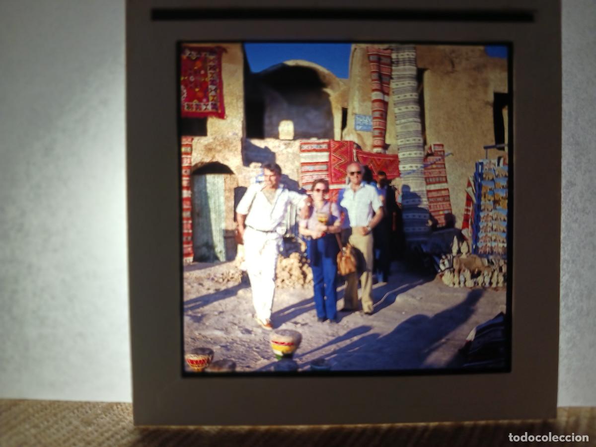 Fotograf&iacute;a antigua: antigua diapositiva 7 x 7 cm. interior, turistas en marrakech