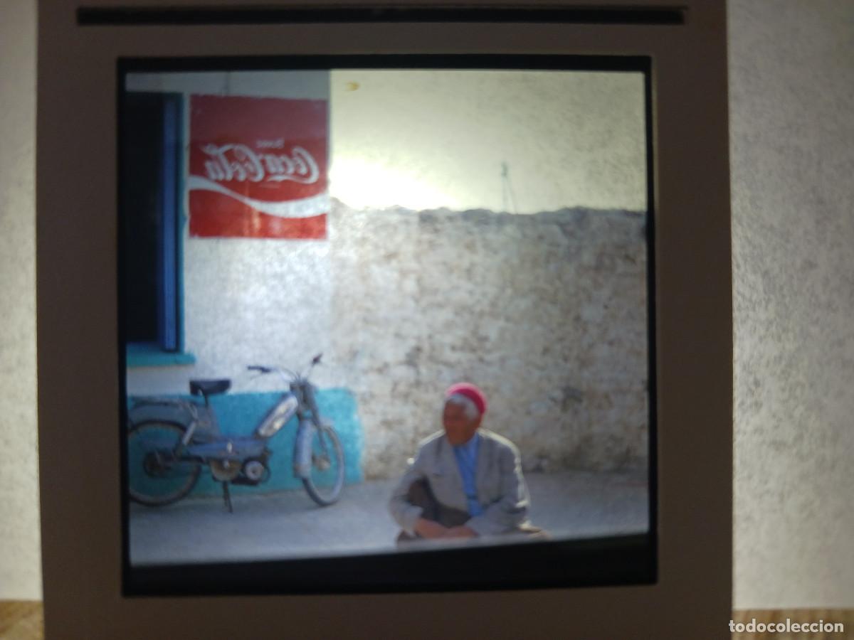 Fotograf&iacute;a antigua: antigua diapositiva 7 x 7 cm. marruecos, indigena motocicleta y coca cola