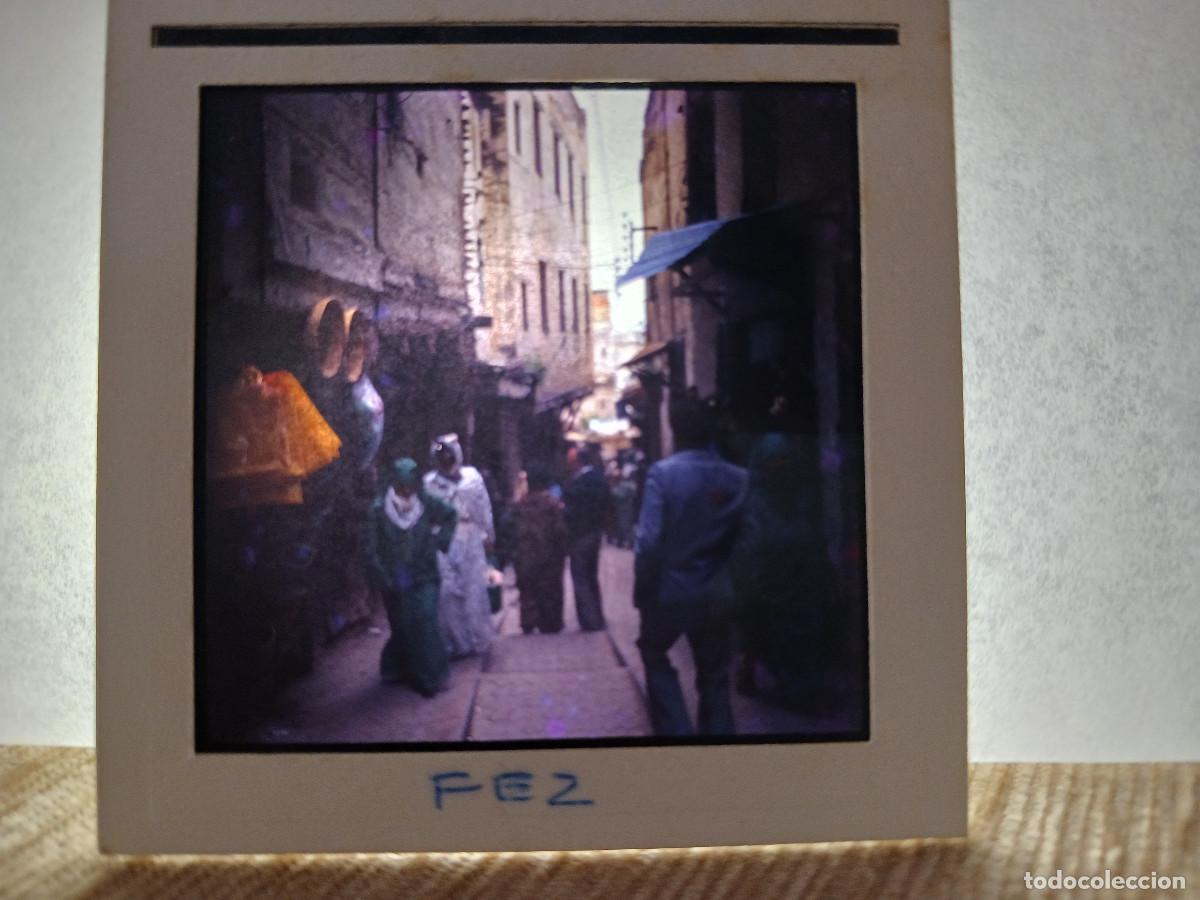 Fotograf&iacute;a antigua: antigua diapositiva 7 x 7 cm. turistas y mercado en fez, marruecos