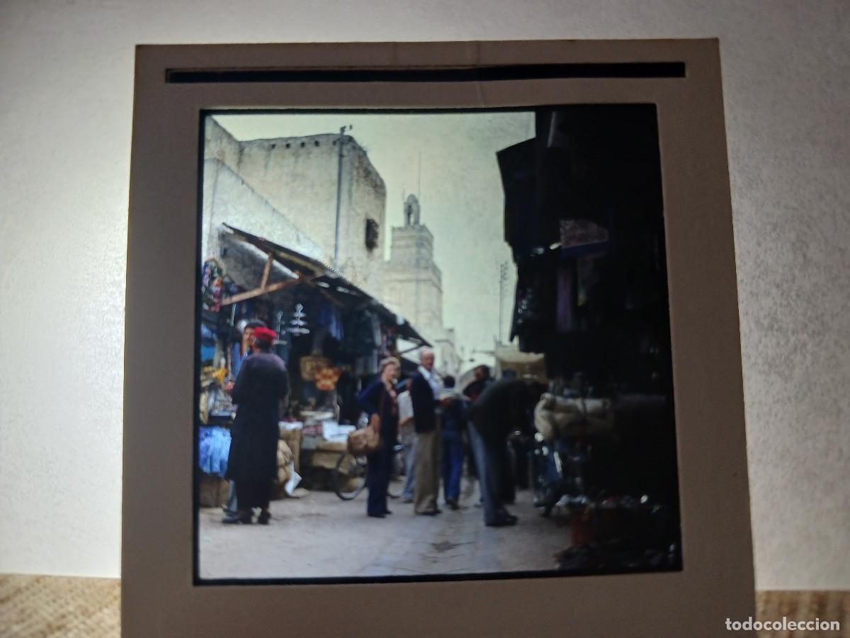 Fotograf&iacute;a antigua: antigua diapositiva 7 x 7 cm. turistas y mercado en fez, marruecos
