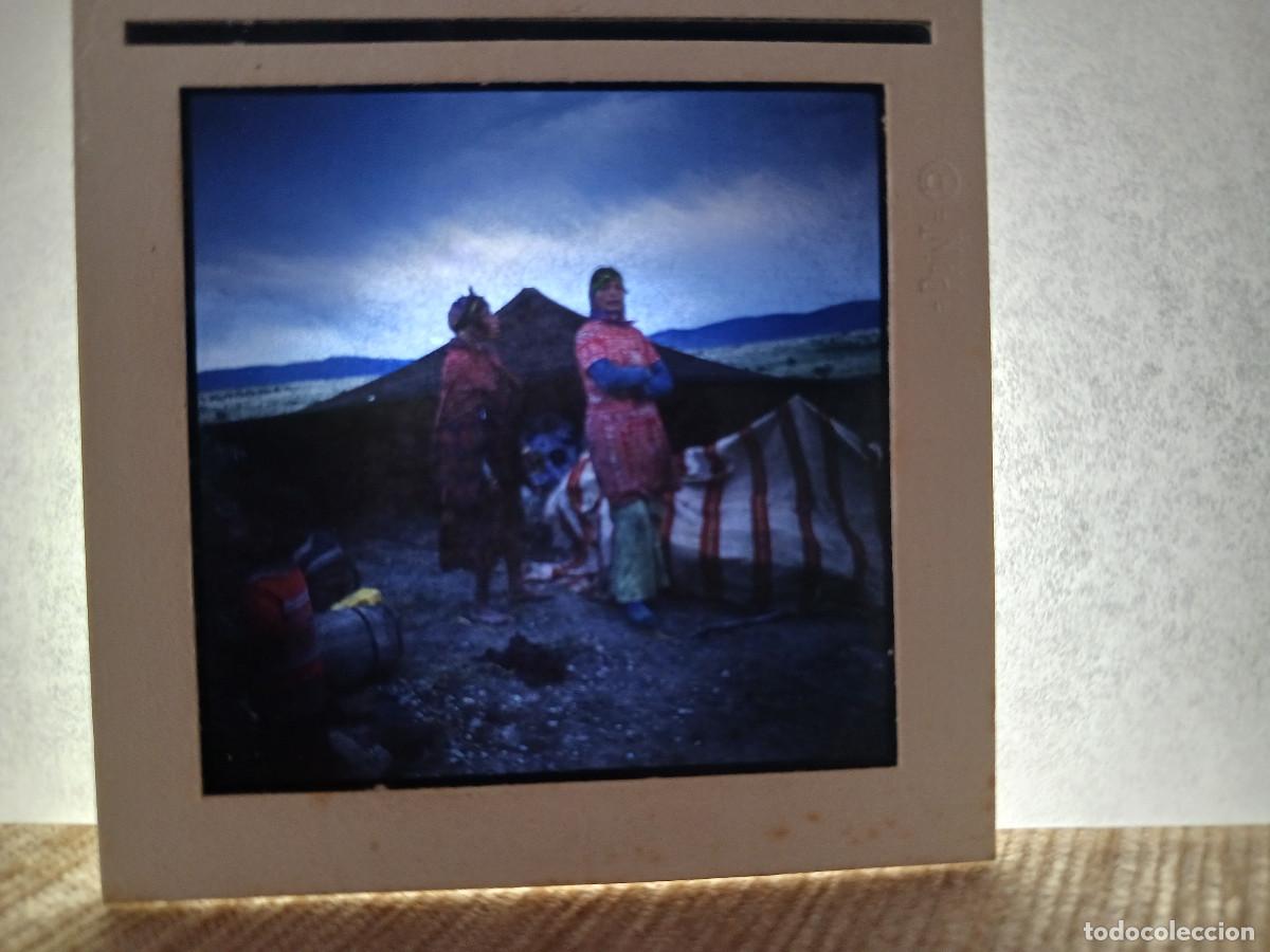 Fotograf&iacute;a antigua: antigua diapositiva 7 x 7 cm. indigenas en una haima en el desierto, marruecos
