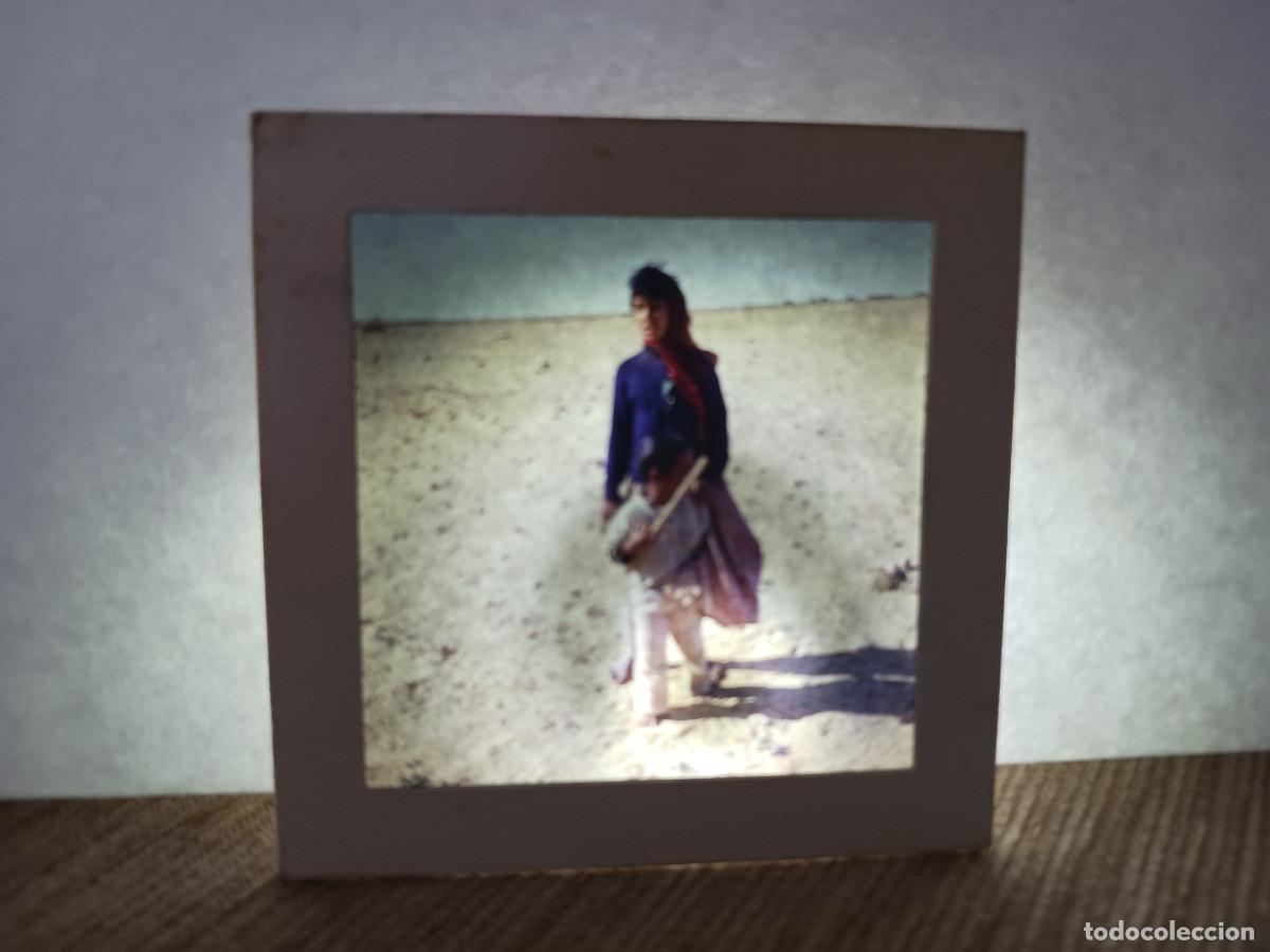 Fotograf&iacute;a antigua: antigua diapositiva 7 x 7 cm. indigenas bereber en el desierto, marruecos