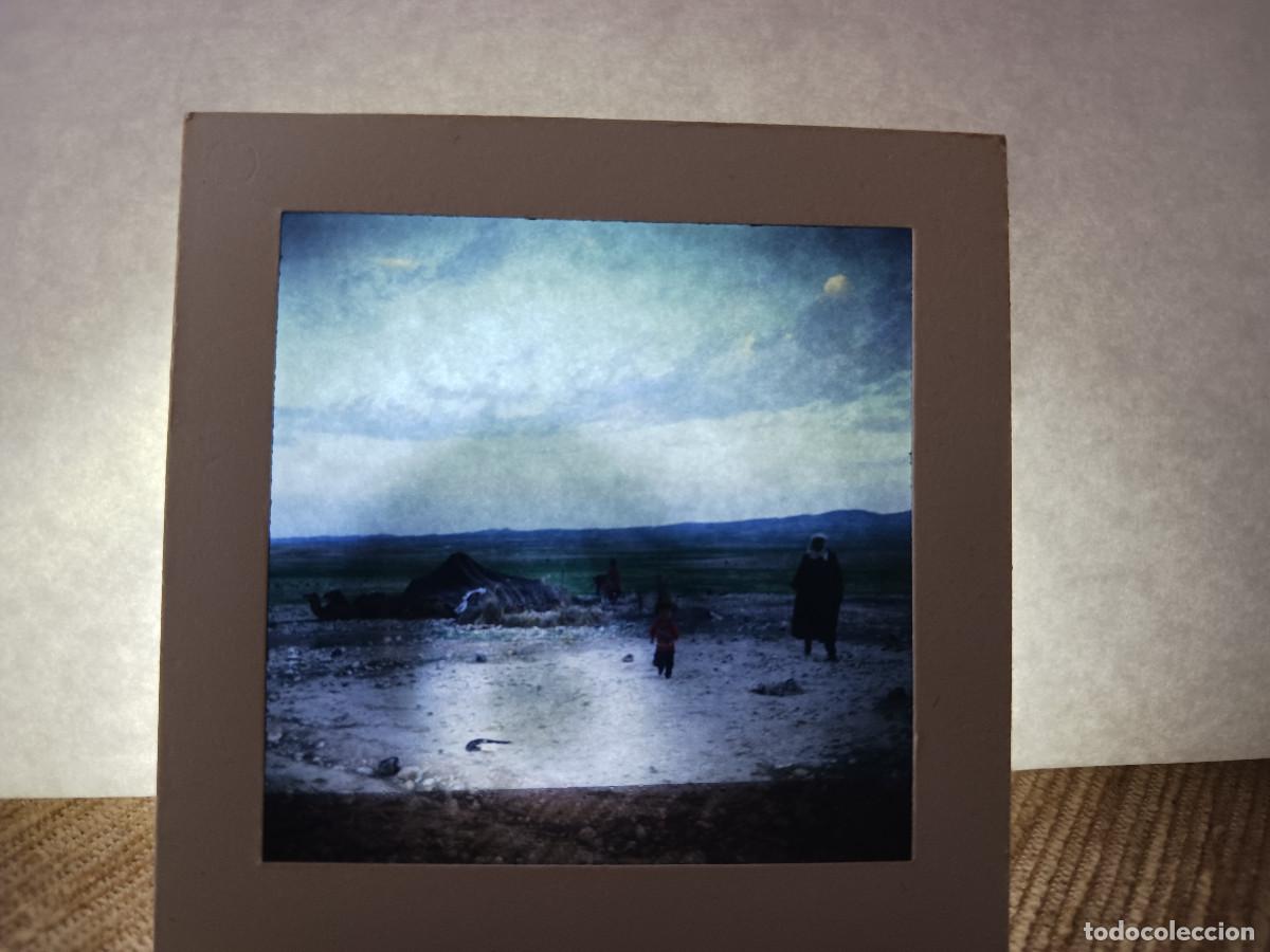 Fotograf&iacute;a antigua: antigua diapositiva 7 x 7 cm. indigenas bereber con haima en el desierto, marruecos