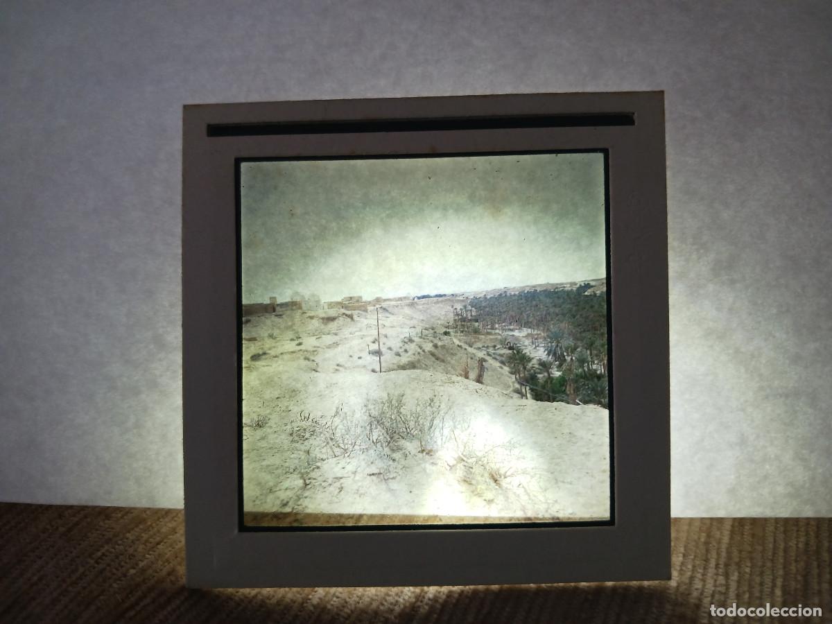 Fotograf&iacute;a antigua: antigua diapositiva 7 x 7 cm. pueblo bereber desde el desierto de marruecos