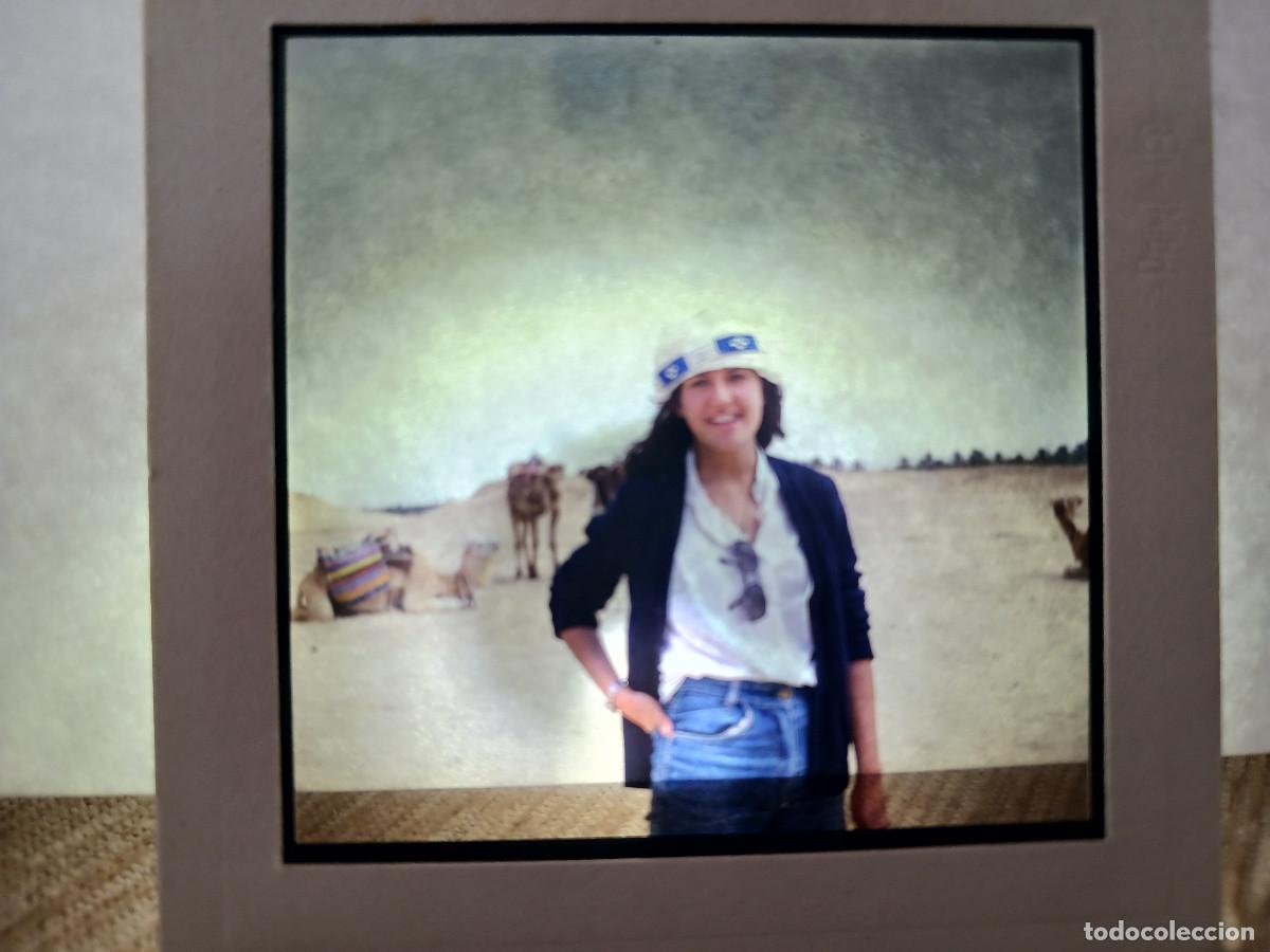 Fotograf&iacute;a antigua: antigua diapositiva 7 x 7 cm. TURISTA EN DESIERTO CON CAMELLOS, marruecos