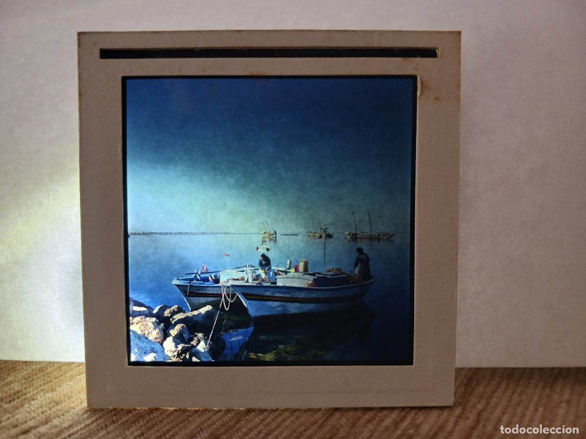 Fotograf&iacute;a antigua: antigua diapositiva 7 x 7 cm. pescadores marroquis faenando en la barca
