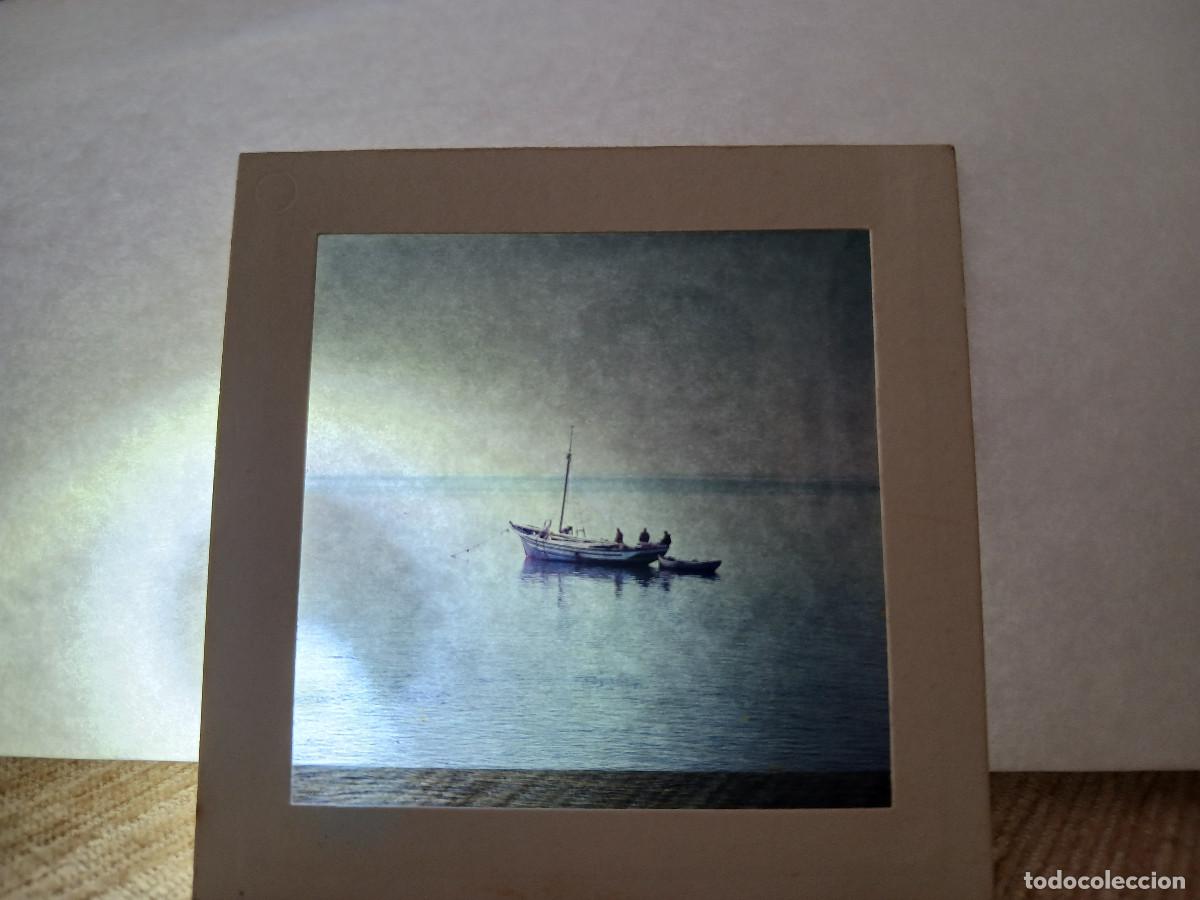 Fotograf&iacute;a antigua: antigua diapositiva 7 x 7 cm. pescadores marroquis faenando en la barca