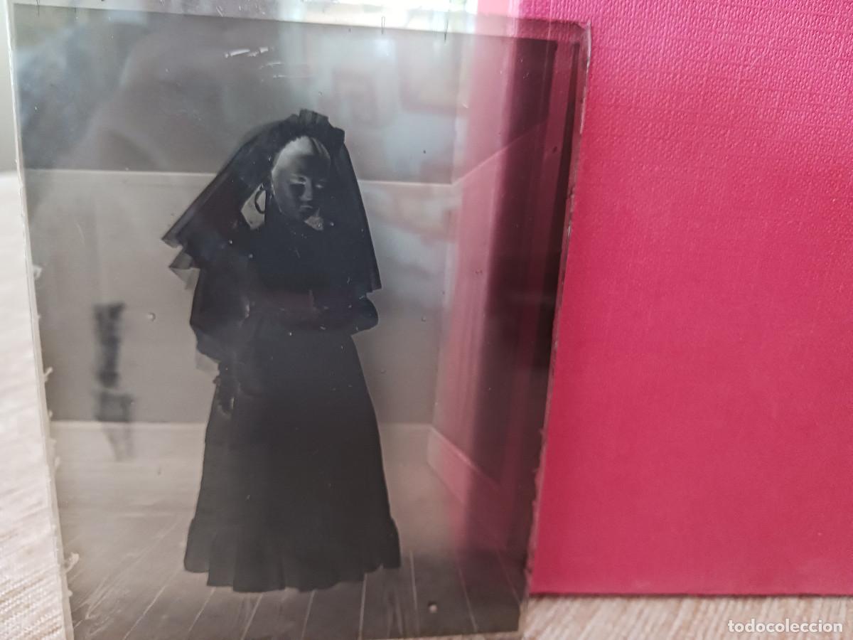 Fotograf&iacute;a antigua: negativo en cristal, se&ntilde;ora de luto 12 x 9 cm.