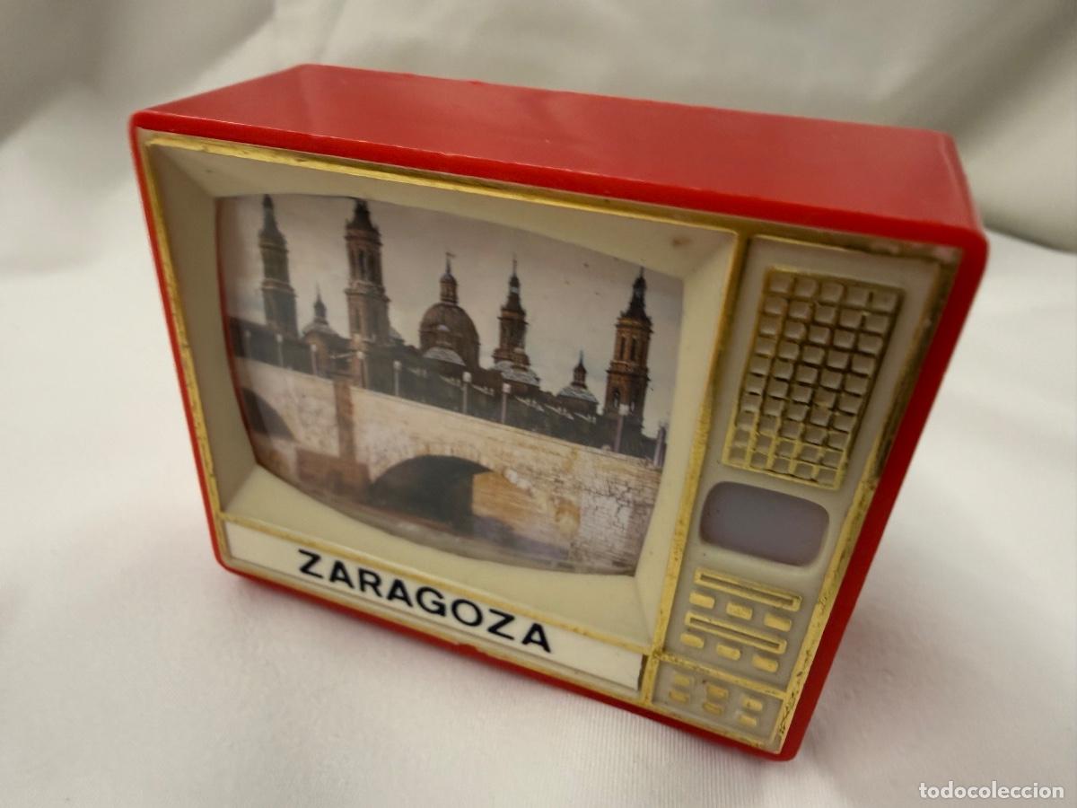 Fotograf&iacute;a antigua: ZARAGOZA Antiguo visor de diapositivas en forma de Televisor. Funciona. Mide unos 7x6x3cms