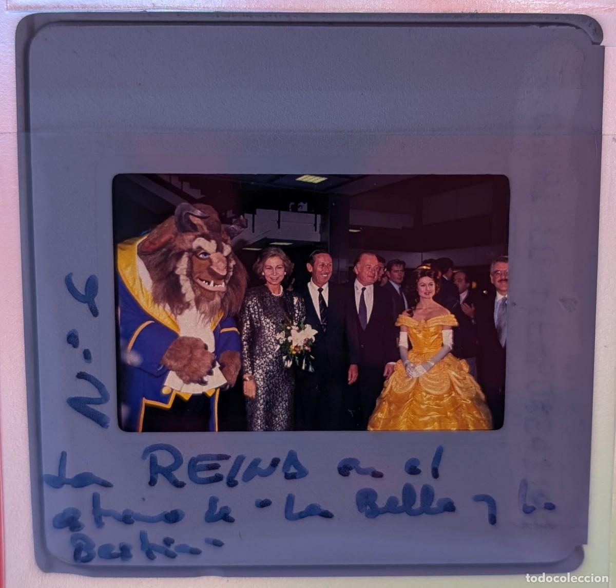 Fotograf&iacute;a antigua: Antigua diapositiva con la Reina Sof&iacute;a y elenco de La Bella y La Bestia (1999)