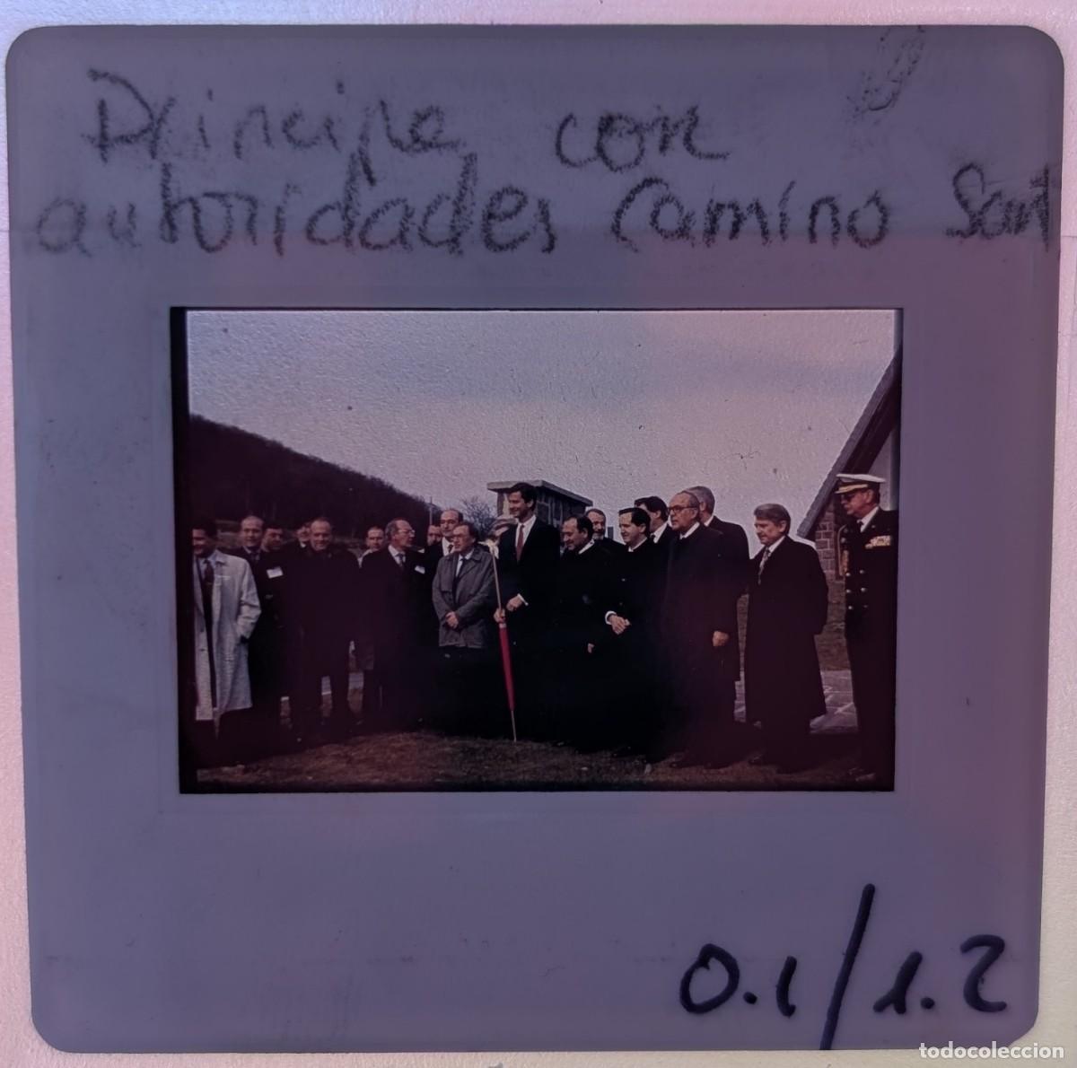 Fotograf&iacute;a antigua: Antigua diapositiva del pr&iacute;ncipe Felipe en el Camino de Santiago con autoridades locales (1999)