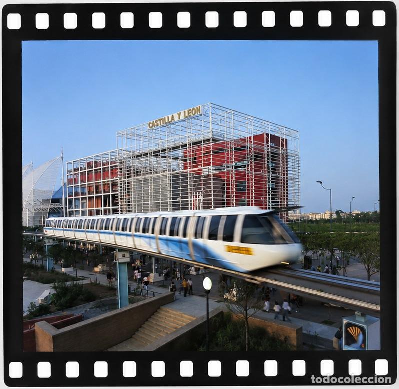 Fotograf&iacute;a antigua: Antigua diapositiva sin enmarcar de 60 x 50 - Pabell&oacute;n de Castilla-Le&oacute;n y monorrail - Expo 92 (1992)