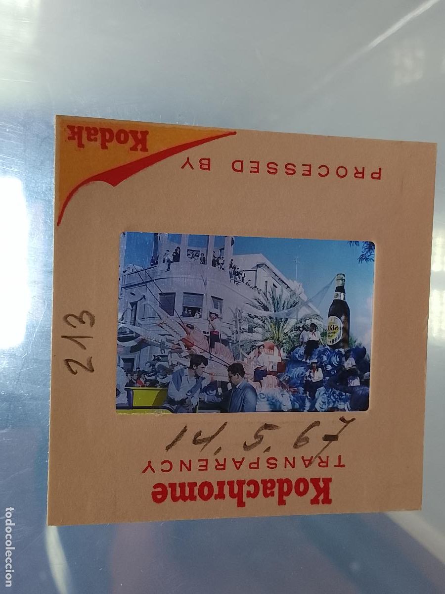 Fotograf&iacute;a antigua: DIAPOSITIVA HAGA SU OFERTA FIESTAS TIPICAS 1967 CARNAVAL DE CADIZ CABALGATA AGRUPACIONES DESFILES