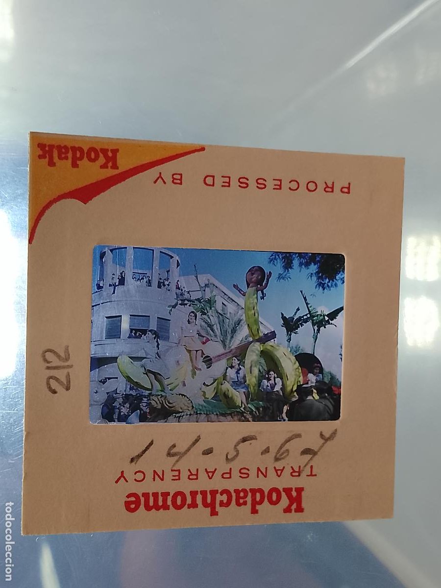Fotograf&iacute;a antigua: DIAPOSITIVA HAGA SU OFERTA FIESTAS TIPICAS 1967 CARNAVAL DE CADIZ CABALGATA AGRUPACIONES DESFILES