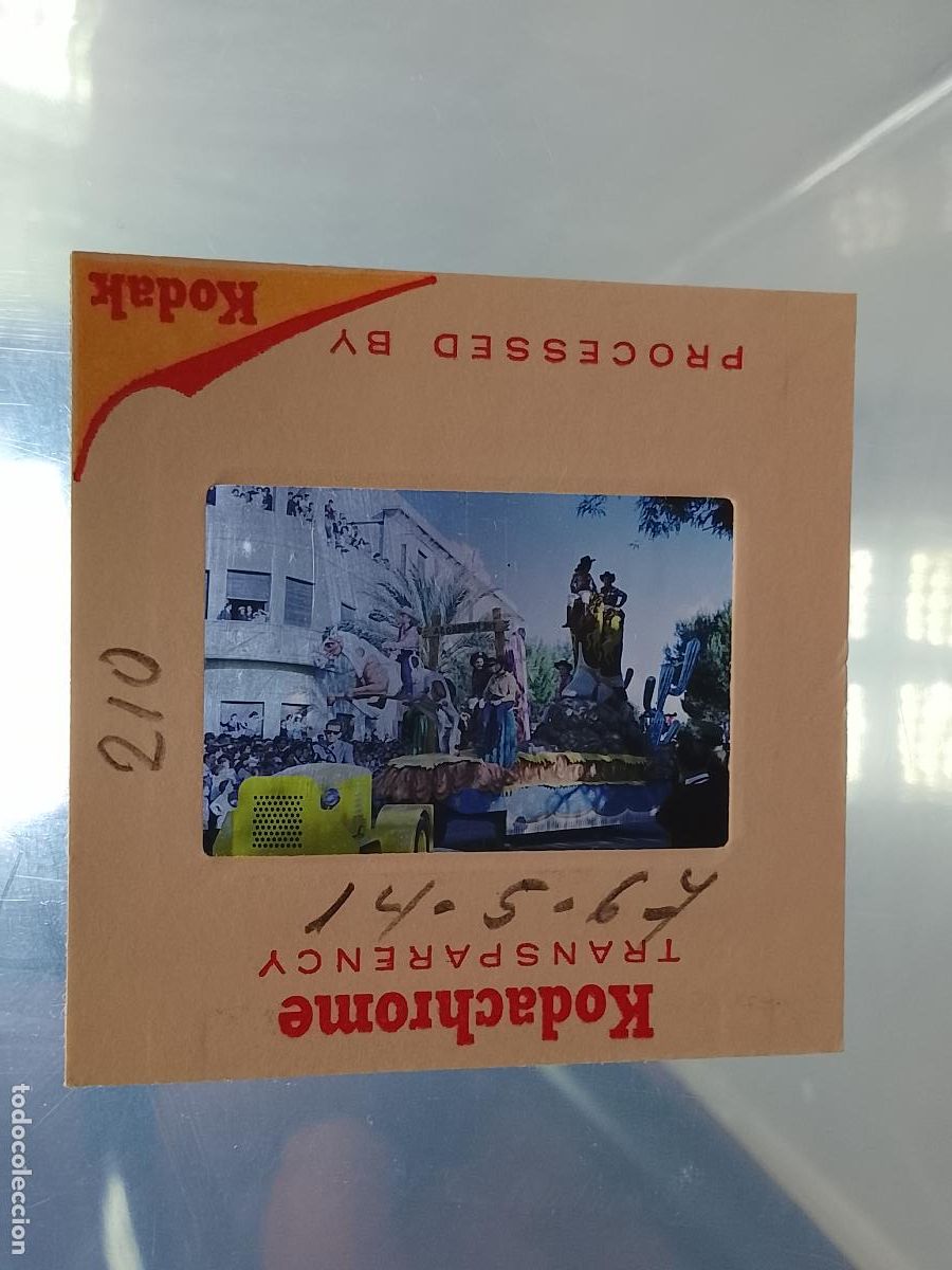 Fotograf&iacute;a antigua: DIAPOSITIVA HAGA SU OFERTA FIESTAS TIPICAS 1967 CARNAVAL DE CADIZ CABALGATA AGRUPACIONES DESFILES