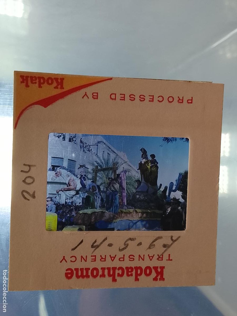 Fotograf&iacute;a antigua: DIAPOSITIVA HAGA SU OFERTA FIESTAS TIPICAS 1967 CARNAVAL DE CADIZ CABALGATA AGRUPACIONES DESFILES