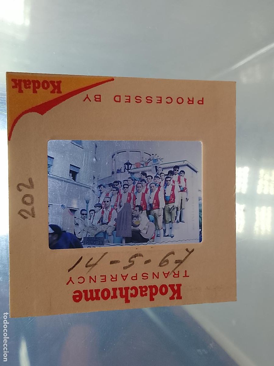 Fotograf&iacute;a antigua: DIAPOSITIVA HAGA SU OFERTA FIESTAS TIPICAS 1967 CARNAVAL DE CADIZ CABALGATA AGRUPACIONES DESFILES