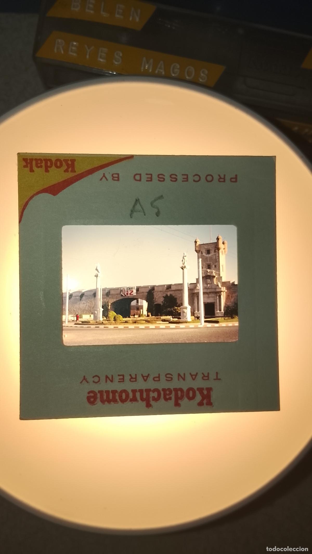 Fotograf&iacute;a antigua: DIAPOSITIVA A&Ntilde;O 1967 CADIZ CAPITAL PUERTAS DE TIERRA CARTEL PUBLICITARIO FRANCO SI POLITICO COLGADO